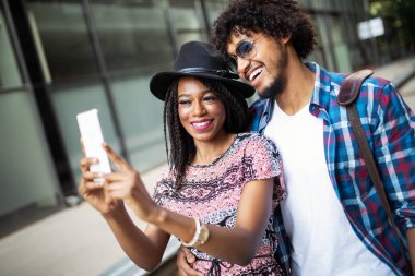 Yaz saati. Kalma ve gülümseyen güzel genç Afrikalı çift. Yaşam tarzı, aşk, flört, tatil kavramı