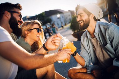 Bir grup genç arkadaş yazın dışarıda eğleniyorlar.