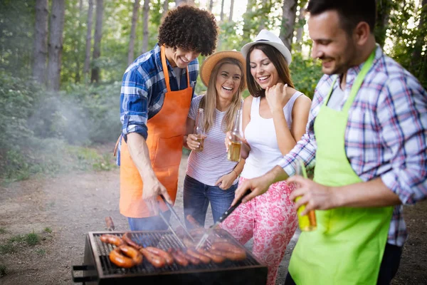 Arkadaşlarım eğlenirken doğada parti bir Barbekü partisi