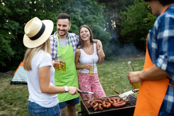 Amigos Felizes Fazendo Churrasco Almoçando Natureza — Fotografia de Stock