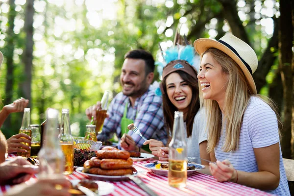 Gelukkige Vrienden Genieten Van Barbecuefeest Natuur — Stockfoto