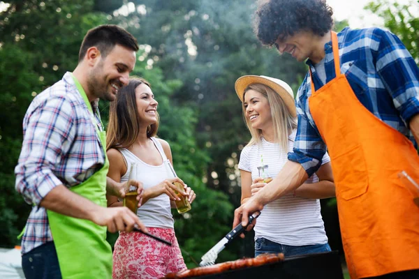 Arkadaşlarım eğlenirken doğada parti bir Barbekü partisi