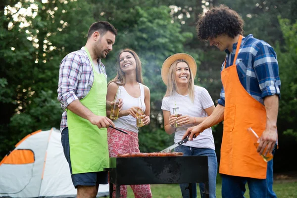 Arkadaşlarım eğlenirken doğada parti bir Barbekü partisi
