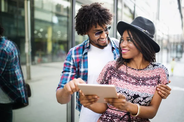 Junges Attraktives Afrikanisch Amerikanisches Paar Spricht Und Schaut Auf Digitales — Stockfoto