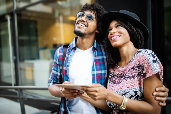 Hermosa Pareja Turistas Africanos Enamorados Viajar Hacer Turismo —  Fotos de Stock