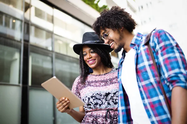 Stadt Sommerferien Dating Und Technik Konzept Paar Mit Tablet — Stockfoto