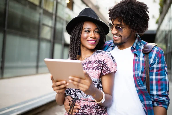 Glückliches Junges Afrikanisches Paar Das Zusammen Ein Digitales Tablet Benutzt — Stockfoto