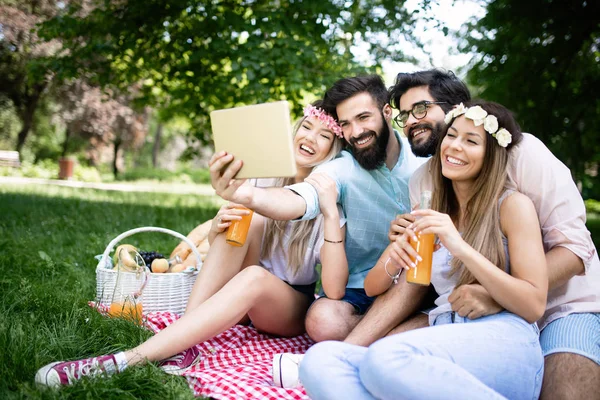 Amici Felici Divertirsi All Aperto Natura Prendendo Selfie — Foto Stock