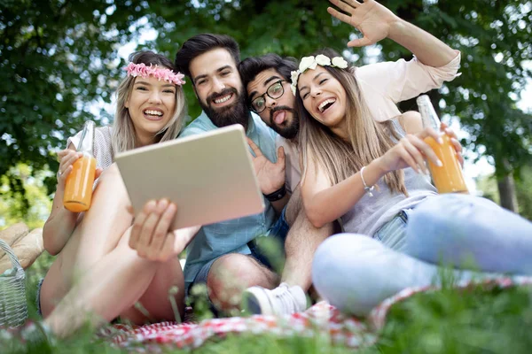 Feliz Grupo Amigos Parque Haciendo Picnic Día Soleado — Foto de Stock