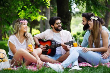 Doğada piknikte harika vakit geçiren arkadaşlar