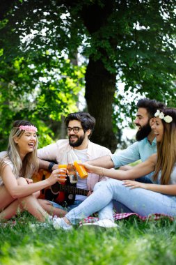 Doğada piknikte harika vakit geçiren arkadaşlar