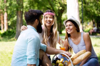 Yaz, tatil, müzik ve eğlence zaman kavramı. Neşeli arkadaşlar açık piknik var.