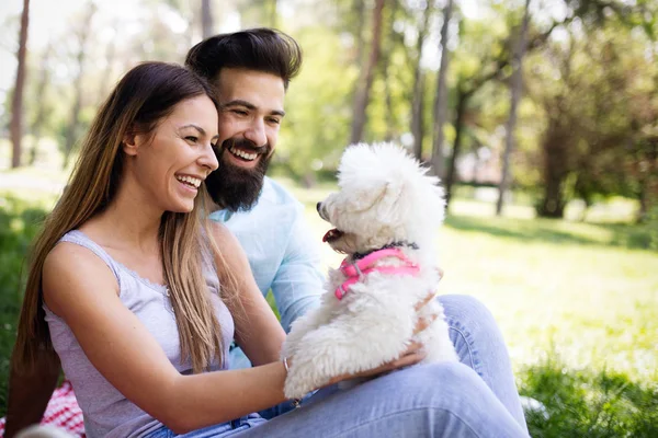 Feliz Pareja Joven Disfrutando Picnic Parque Aire Libre —  Fotos de Stock