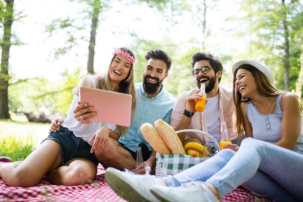 Amici Felici Divertirsi All Aperto Natura Prendendo Selfie — Foto Stock