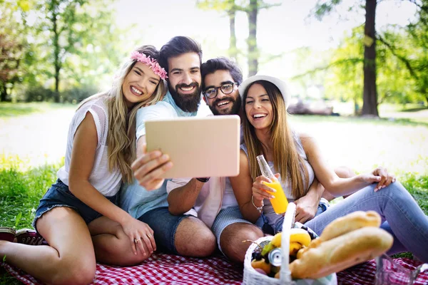 Amici Felici Divertirsi All Aperto Natura Prendendo Selfie — Foto Stock