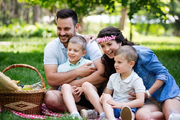 Glückliche Familie Genießt Picknick Mit Kindern Der Natur — Stockfoto