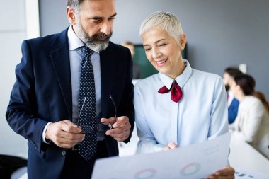 İş adamları konferansta ve modern ofiste toplanıyorlar.