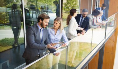 Açık havada konuşan başarılı iş arkadaşları ve iş adamları grubu