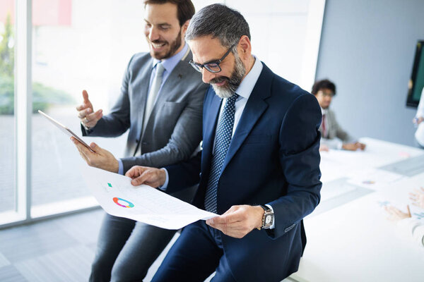 Успешный руководитель старшей команды и владелец бизнеса, ведущий неформальную деловую встречу внутри компании. Концепция бизнеса и предпринимательства
.