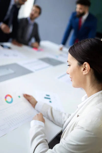 Concentré Travail Groupe Gens Affaires Discuter Remue Méninges Dans Bureau — Photo