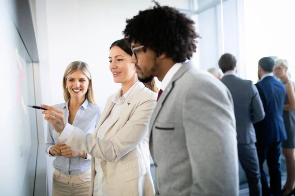 Collaboration Analyse Par Des Hommes Affaires Travaillant Dans Bureau Moderne — Photo