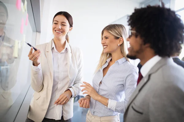 Creativi Uomini Affari Che Lavorano Progetto Aziendale Ufficio Moderno — Foto Stock