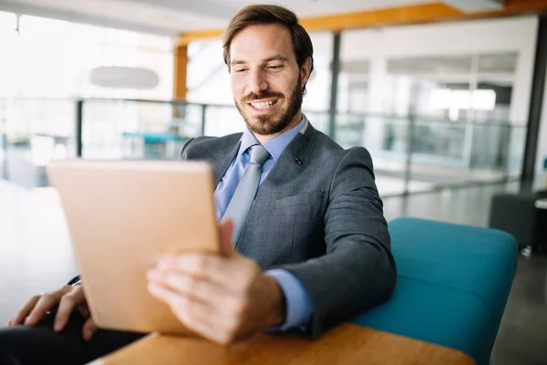 Giovane Uomo Affari Che Utilizza Tablet Digitale Ufficio — Foto Stock