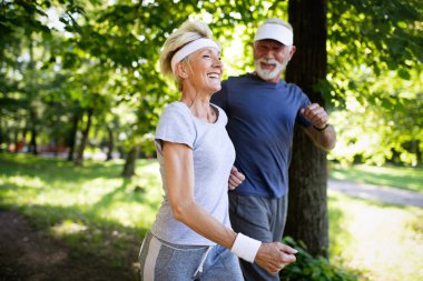 Güzel üst düzey çift doğa yaşam sağlıklı koşu