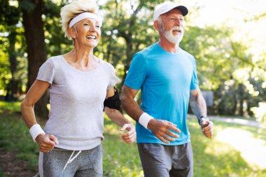 Güzel sportif üst düzey çift kalan çalışan ve koşu uygun