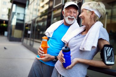Mutlu son sınıf çifti sağlıklı bir yaşam için egzersiz yapıyor.