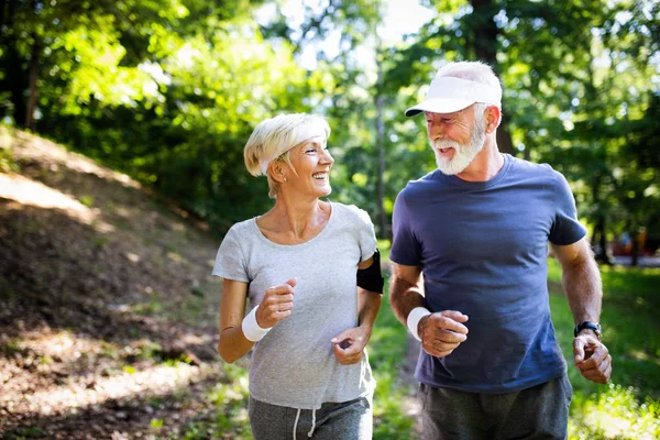 Indah Sporty Pasangan Senior Tetap Fit Dengan Berjalan Dan Jogging — Stok Foto