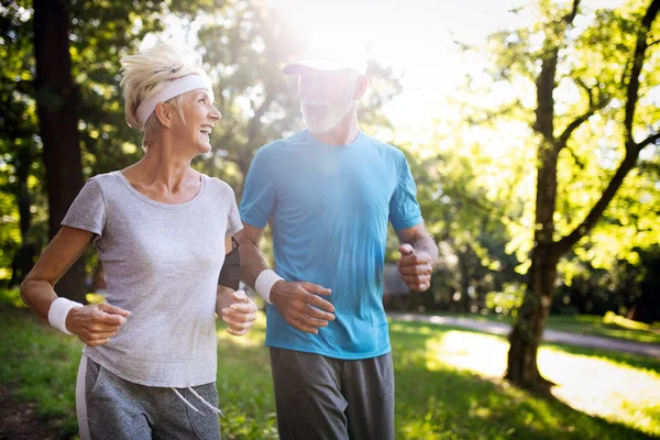 Mooi Senior Paar Loopt Buiten Zonnig Bos — Stockfoto