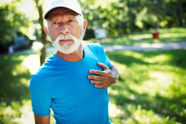 Hombre Mayor Haciendo Ejercicio Aire Libre Para Prevenir Enfermedades Cardiovasculares — Foto de Stock
