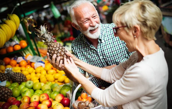 Senior Shopping Par Med Korg Marknaden Hälsosam Kost — Stockfoto