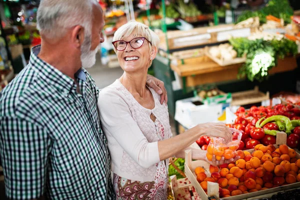 Senior Couple Shopping Légumes Fruits Sur Marché Une Alimentation Saine — Photo