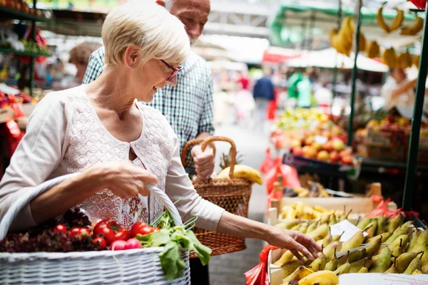 Mujer Mayor Comprando Verduras Mercado Agricultores — Foto de Stock