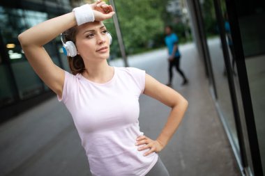 Yorgun koşucu açık havada sert çalıştırdıktan sonra terleme. Sıcak yaz yorgun terli kadın eğitim