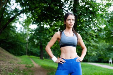 Koşu egzersiz açık bir parkta genç mutlu kadın