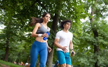 Mutlu çift çalışan ve birlikte doğada koşu