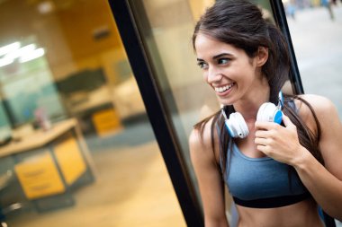 Şehirde genç çekici mutlu fitness kadın resmi