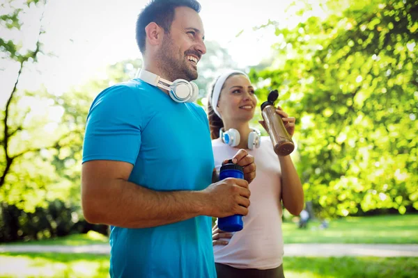 Jovens Correr Livre Casal Amigos Corredores Exercendo Natureza — Fotografia de Stock