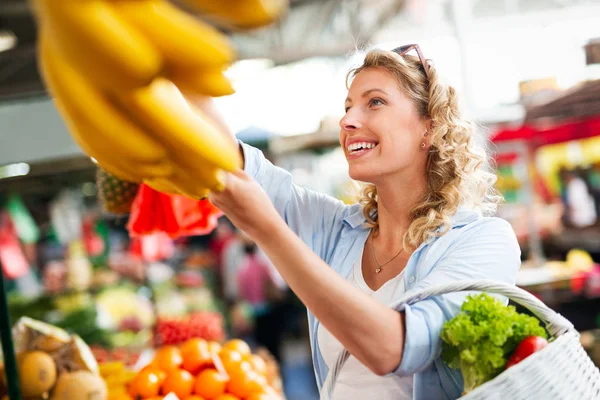 Krásná Mladá Žena Nakupuje Zeleninu Ovoce Trhu — Stock fotografie