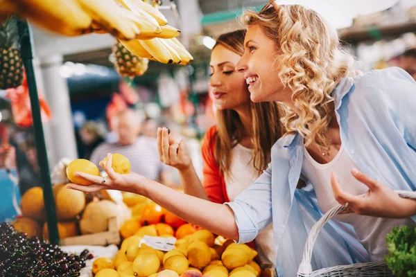 Jovens Mulheres Felizes Amigos Baying Legumes Frutas Mercado — Fotografia de Stock