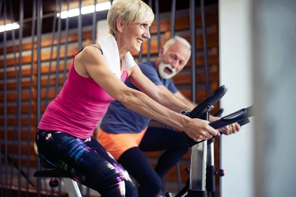 Gente Madura Feliz Haciendo Ciclismo Indoor Gimnasio —  Fotos de Stock