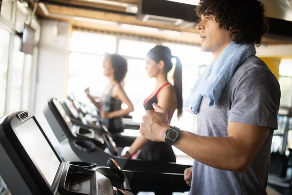 Grupo Jóvenes Corriendo Cintas Correr Gimnasio Deportivo — Foto de Stock