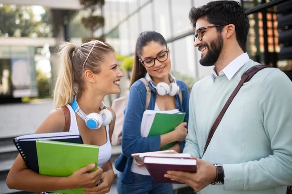 Grupo Feliz Amigos Estudando Juntos Campus Universitário — Fotografia de Stock