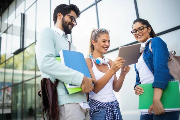 Fröhliche Gruppe Von Studenten Die Der Universität Lernen Und Miteinander — Stockfoto