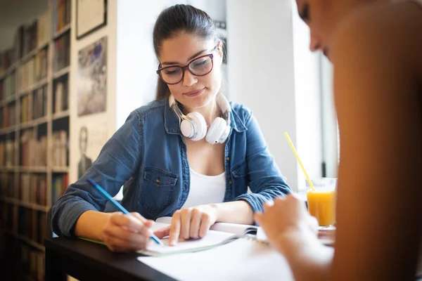 Glückliche Junge Universitätsfreunde Die Gemeinsam College Studieren — Stockfoto