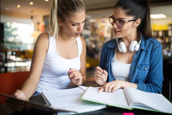 Jóvenes Estudiantes Universitarios Felices Estudiando Juntos Grupo Personas Multirraciales Universidad — Foto de Stock