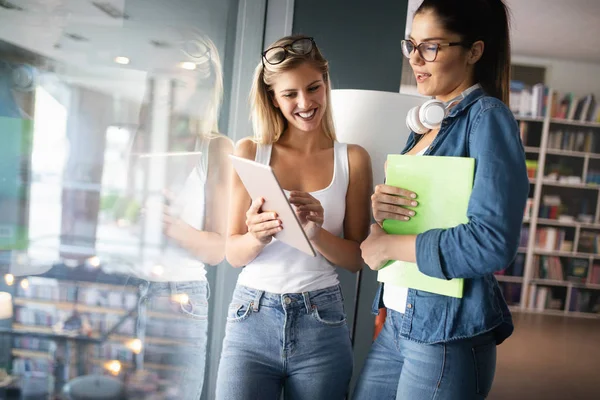 Gymnasie Eller Högskolestudenter Som Studerar Och Läser Tillsammans Utbildningskoncept — Stockfoto